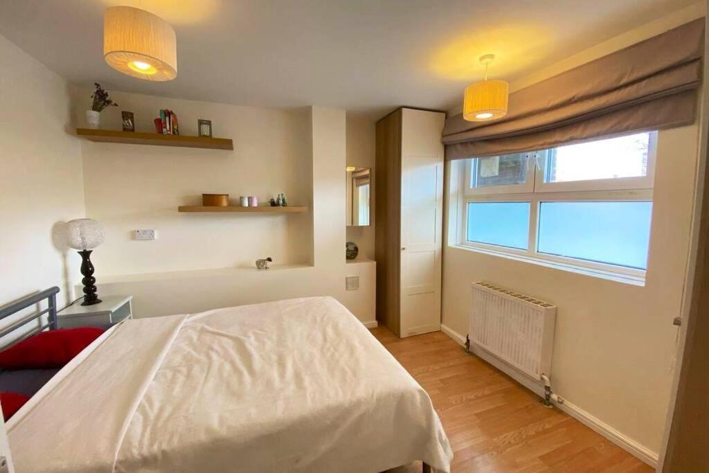 Two Bedroom Garden Flat In Zone 2 London Exterior photo